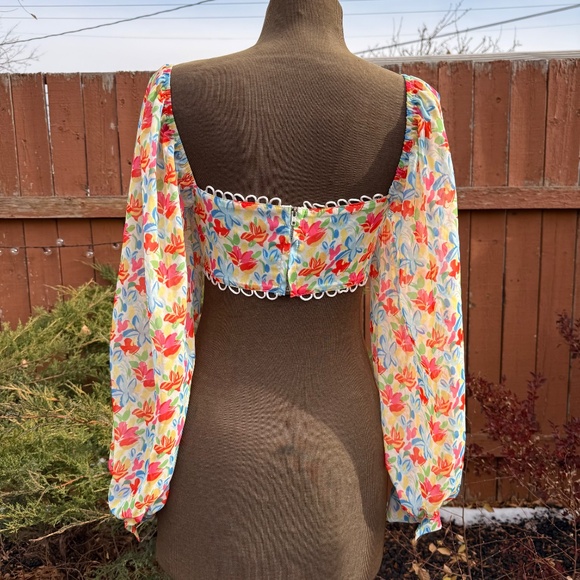 Vintage Look Floral Puff-Sleeve Crop Top – Bright & Romantic - Picture 2 of 7